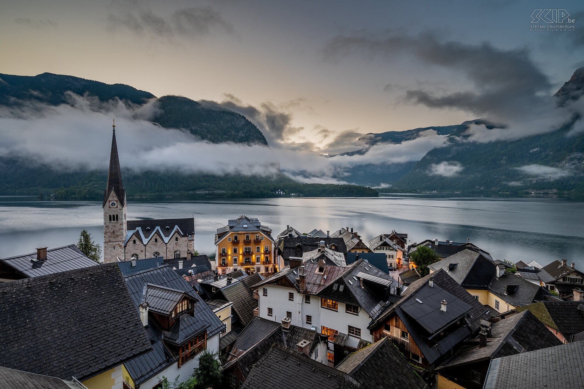 Hallstatt Iedereen in Hallstatt slaapt nog maar de zon komt ondertussen op Stefan Cruysberghs